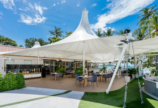ร้านอาหาร Lago ของ La Vida Samui ตั้งติดชายหาดเฉวง