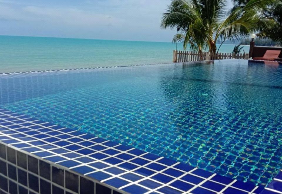 สระว่ายน้ำกลางแจ้งของ Lipa Bay Resort หันออกหาดลิปะน้อยและทะเลฝั่งตะวันตก
