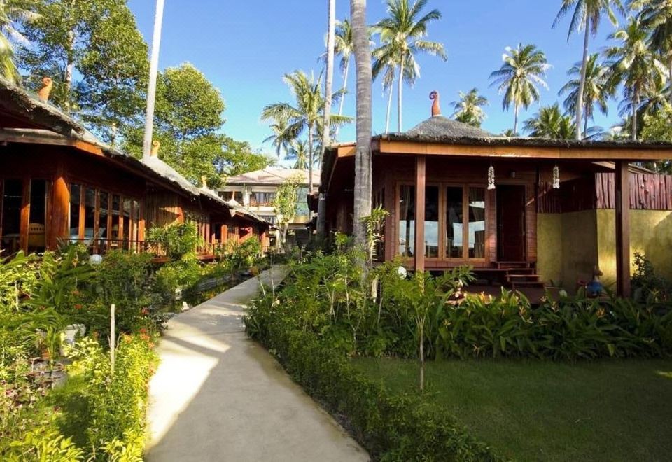 หาดส่วนตัวริมรีสอร์ต Lipa Bay ยามเย็น แสงพระอาทิตย์ตกสาดทะเล