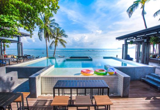 สระว่ายน้ำกลางแจ้งของ Lub d Koh Samui Chaweng Beach ริมหาด
