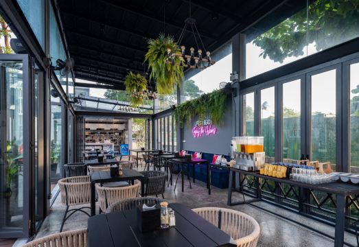 ร้านอาหารและพื้นที่ส่วนกลางสไตล์โมเดิร์นของ Lub d Koh Samui