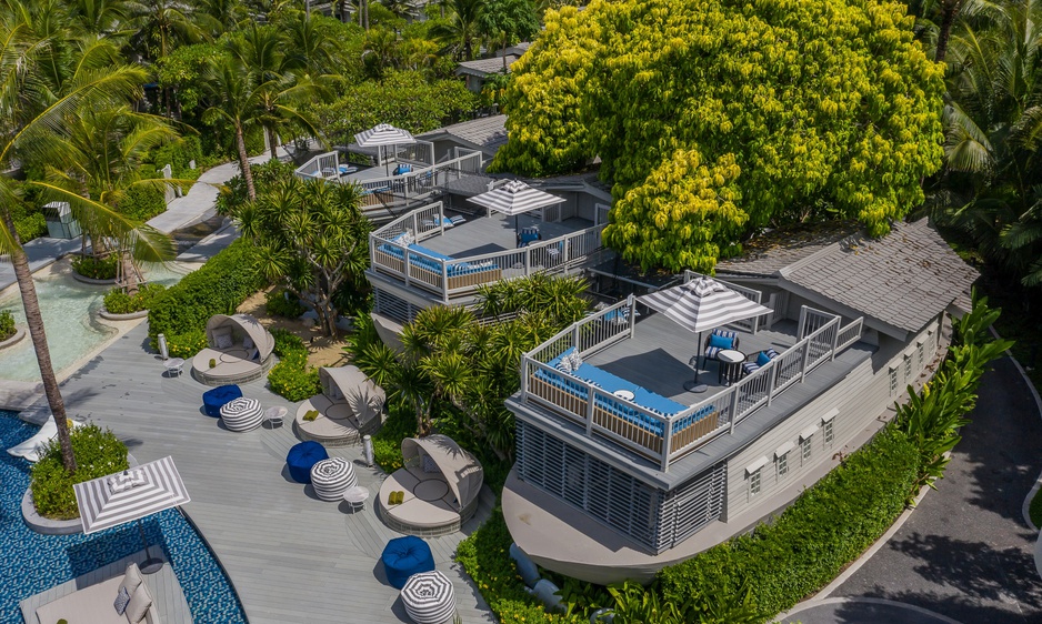 อาคารสวีทเรือไม้สักทรงเรือสำเภาพร้อมดาดฟ้าชมวิวและเดย์เบดริมสระของ Meliá Koh Samui
