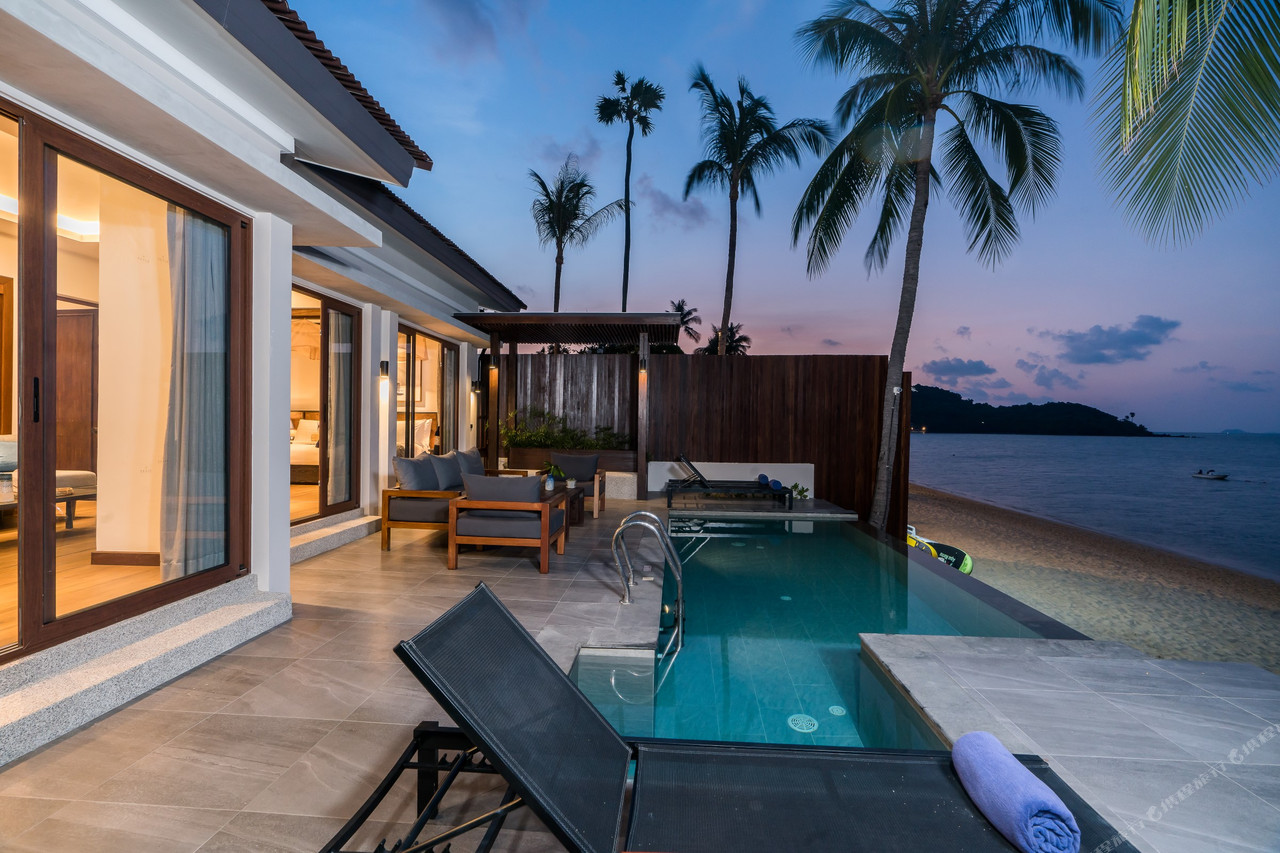 พูลวิลลาริมหาดของ NH Collection Samui Peace Resort ยามพลบค่ำ สระส่วนตัวหันออกทะเลบ่อผุด