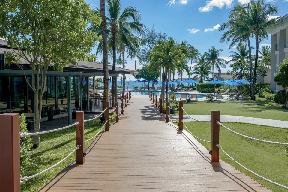 อาคารและโซนริมหาดของ OZO Chaweng Samui มองออกไปเห็นทะเลเฉวง