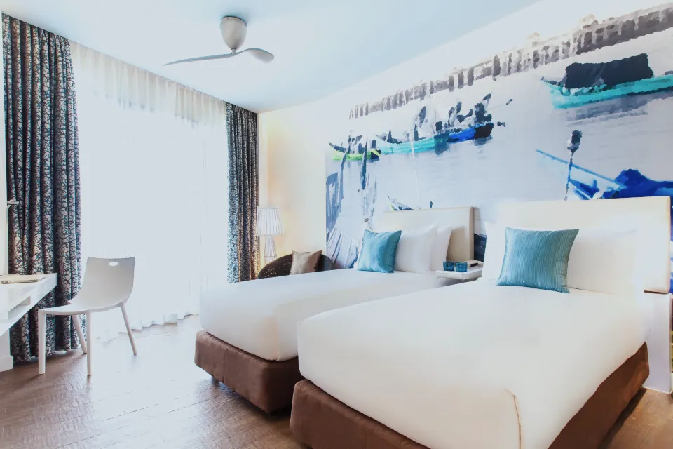 ห้องพักสไตล์โมเดิร์นของ OZO Chaweng Samui เตียงนุ่มและม่านทึบ
