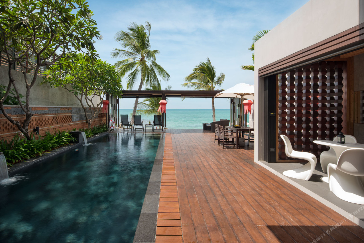 Beachfront Pool Villa ของ Pavilion Samui พร้อมสระว่ายน้ำส่วนตัวและเดครับวิวทะเลหาดละไม