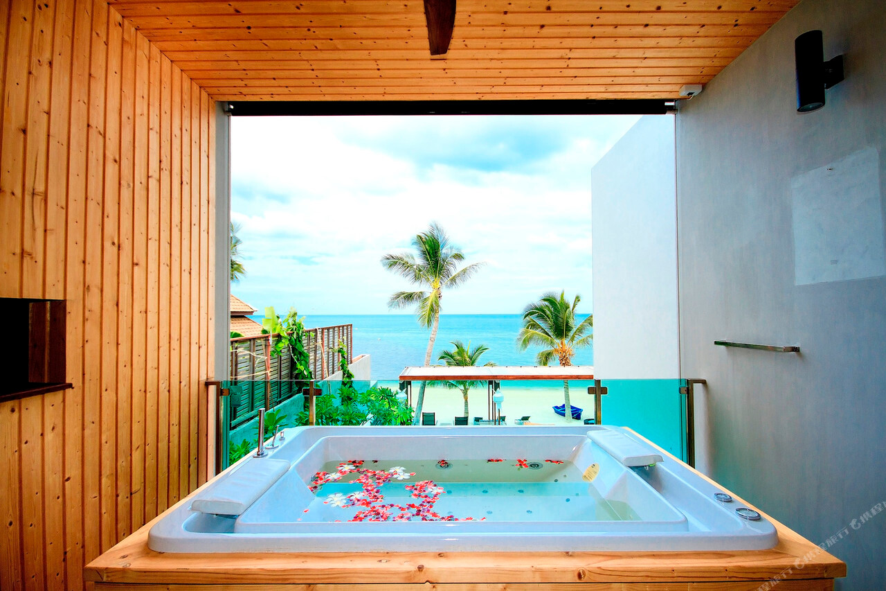 ห้อง Hydro Pool ของ Pavilion Samui มีอ่างไฮโดรในคอร์ตส่วนตัวเปิดวิวทะเลและต้นมะพร้าว