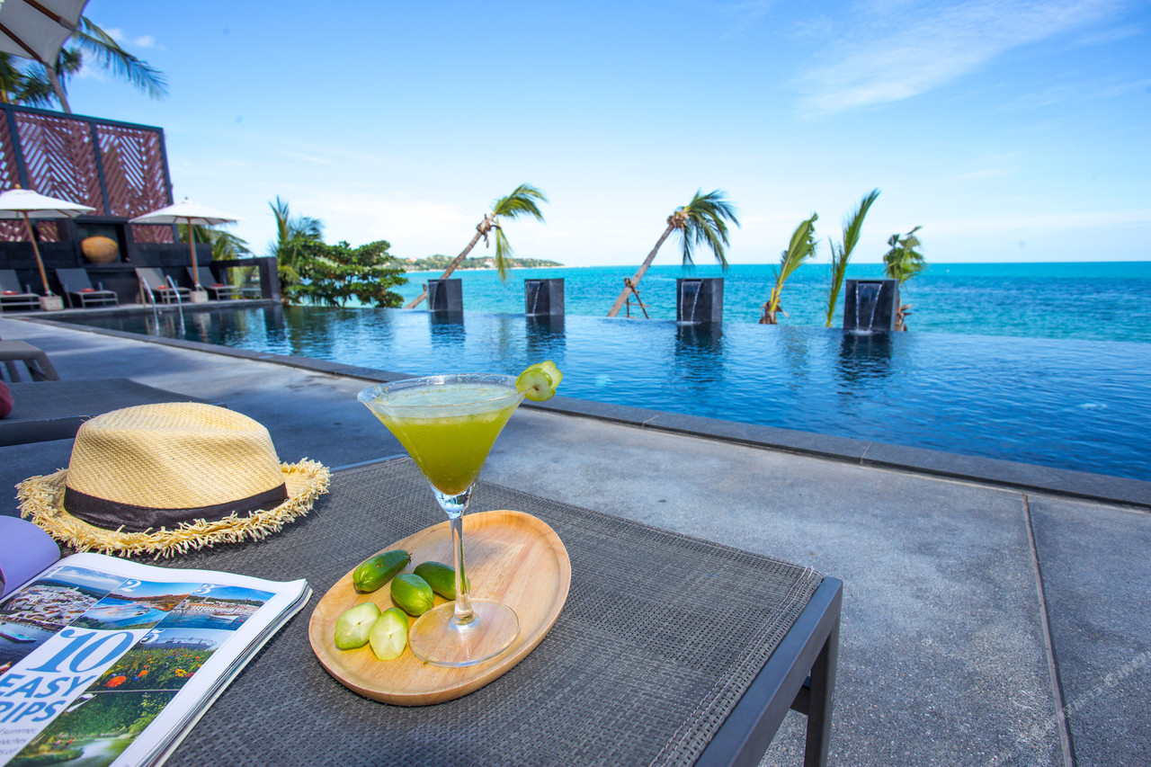 สระว่ายน้ำอินฟินิตี้ริมทะเลของ Pavilion Samui Villas & Resort มองออกอ่าวไทยที่หาดละไม