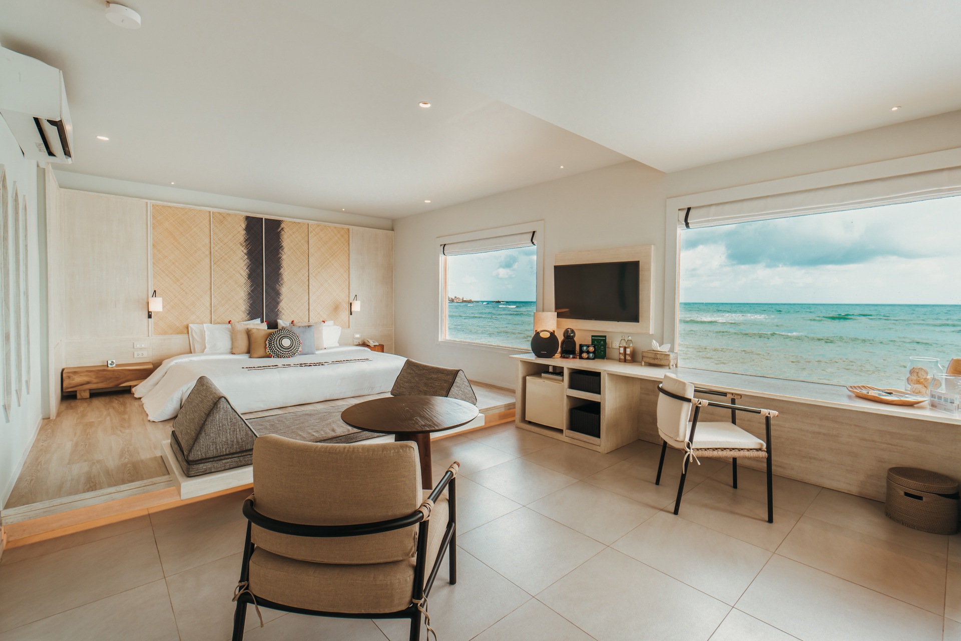 ห้อง Beachfront with Plunge Pool ของ Rocky's Boutique Resort พร้อมสระจุ่มส่วนตัวมองออกอ่าวหินหาดละไม