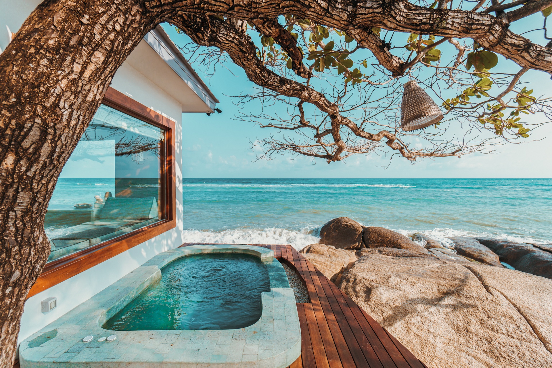 ภาพรวมรีสอร์ต Rocky's Boutique Resort บนอ่าวหินส่วนตัวปลายใต้หาดละไม เกาะสมุย