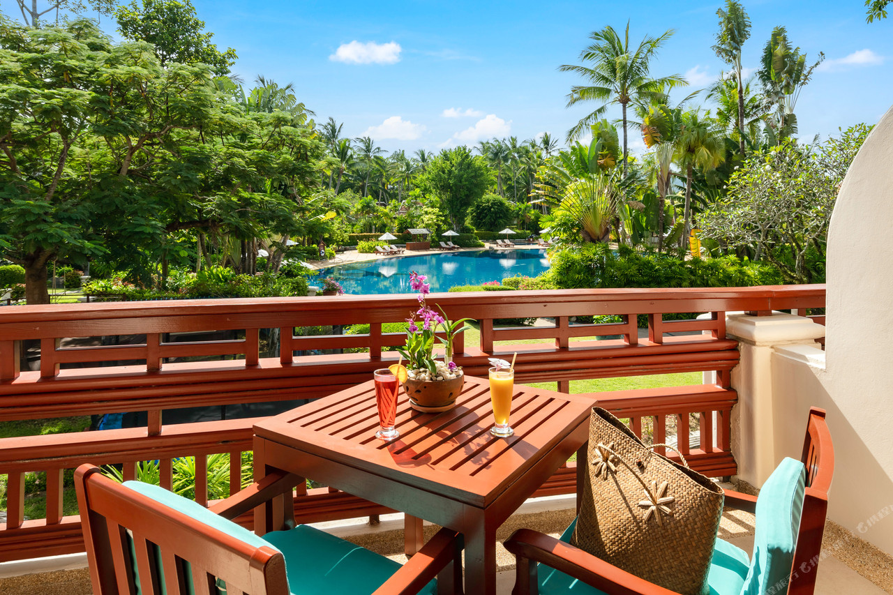 ระเบียงวิลลามองเห็นสระว่ายน้ำขนาดใหญ่และสวนเขตร้อนของ Santiburi Koh Samui
