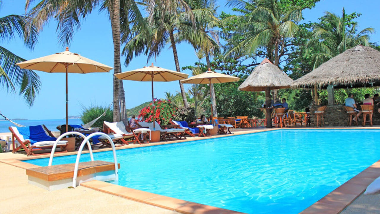 สระว่ายน้ำกลางแจ้งของ The Waterfront Boutique Hotel มองออกไปเห็นหาดโบ๊ผุดและอ่าวไทย
