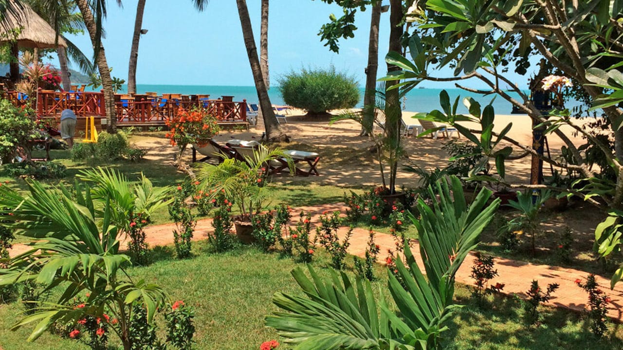 มุมร้านอาหารและบรรยากาศริมหาดของ The Waterfront Boutique Hotel โบ๊ผุด