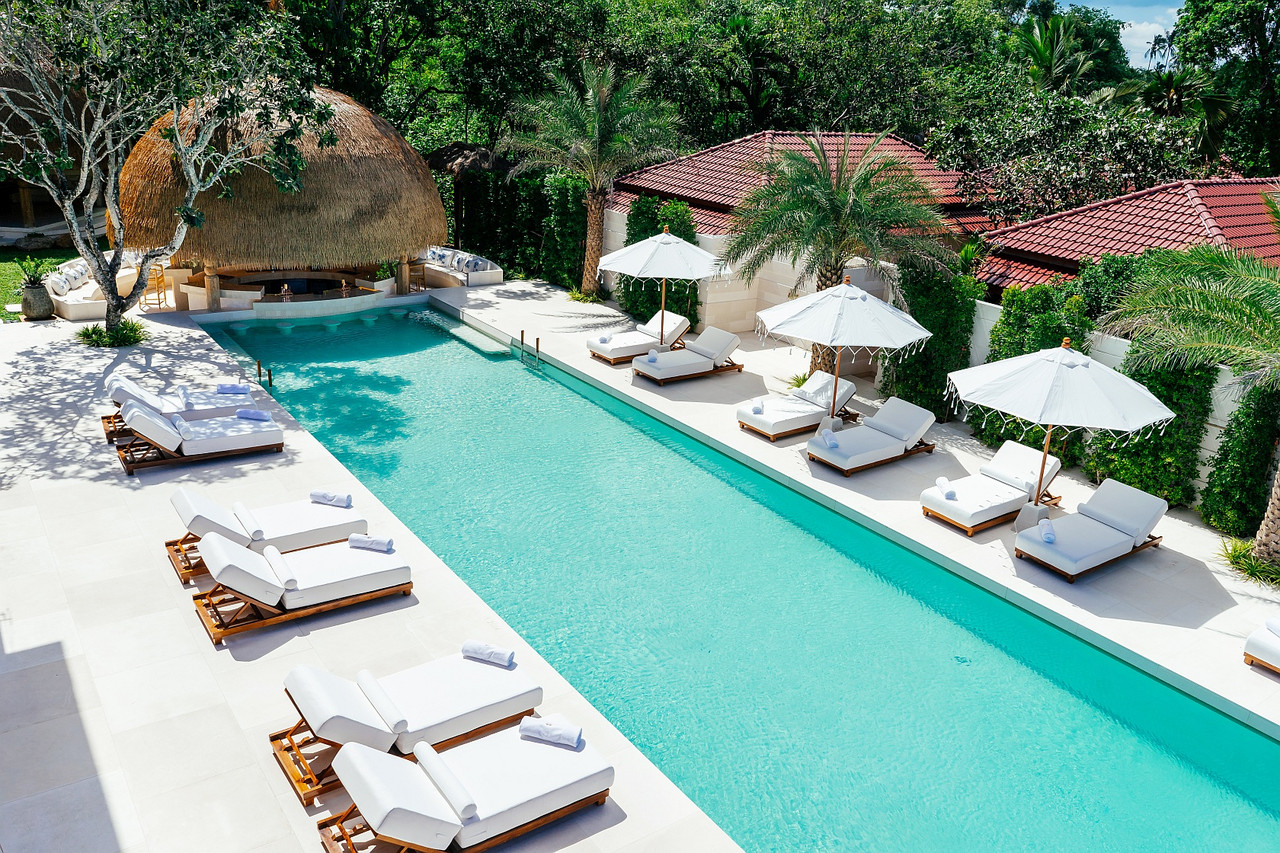 มุมร้านอาหารริมทะเล The Club by Zazen ตกแต่งสไตล์ไทย-ญี่ปุ่นมองออกไปเห็นทะเล