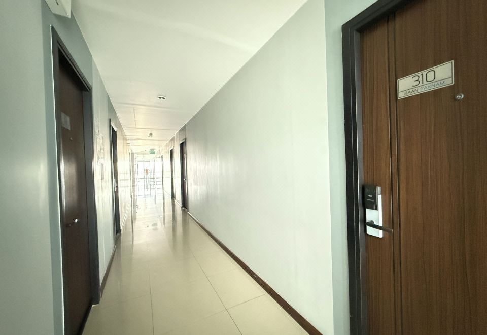 ห้องพักภายในของ Baan Paknam Hotel สมุทรปราการ ดูใหม่ สะอาด เตียงกว้าง