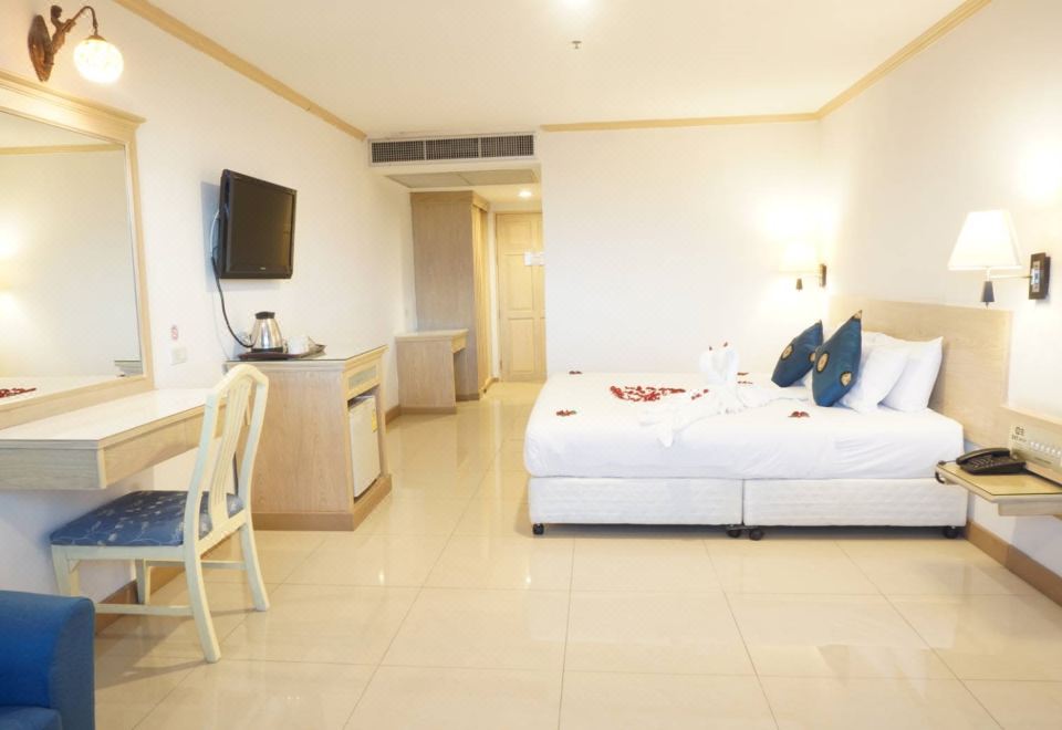 ห้องพักภายในของ Bay Hotel Srinakarin สมุทรปราการ เตียงกว้างและพื้นที่นั่งเล่น
