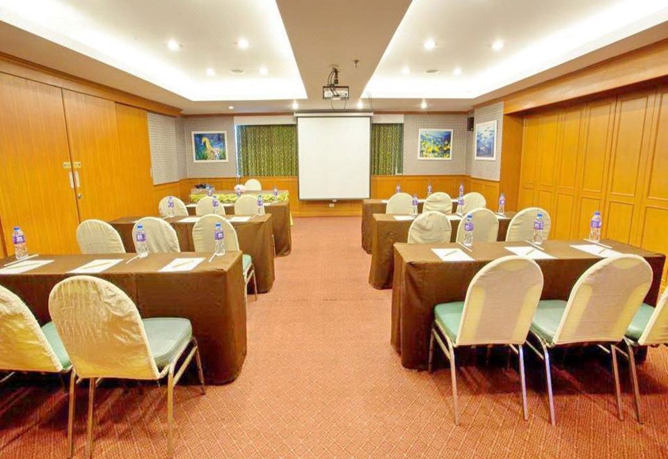 บรรยากาศภายนอกอาคารและทางเข้าของ Bay Hotel Srinakarin