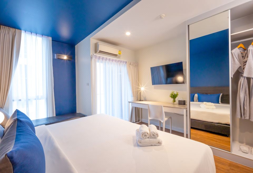 มุมพักผ่อนภายใน Blue Hippo Hotel ตกแต่งโทนสว่างทันสมัย