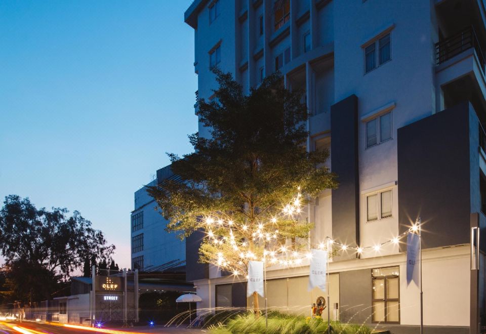 ห้องพักภายในของ Clef Hotel สมุทรปราการ เตียงกว้างและประตูออกระเบียง