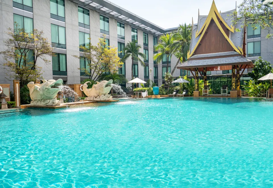สระว่ายน้ำกลางแจ้งสไตล์เขตร้อนของ Hyatt Regency สุวรรณภูมิ