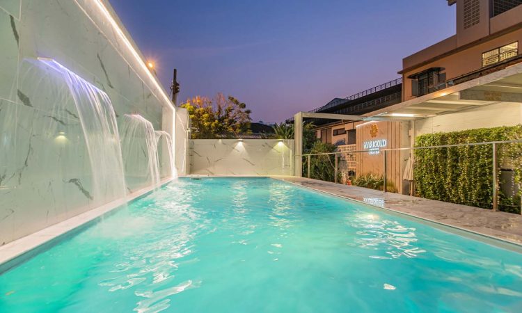 สระว่ายน้ำกลางแจ้งของ Marigold Sukhumvit ย่านสำโรง สมุทรปราการ