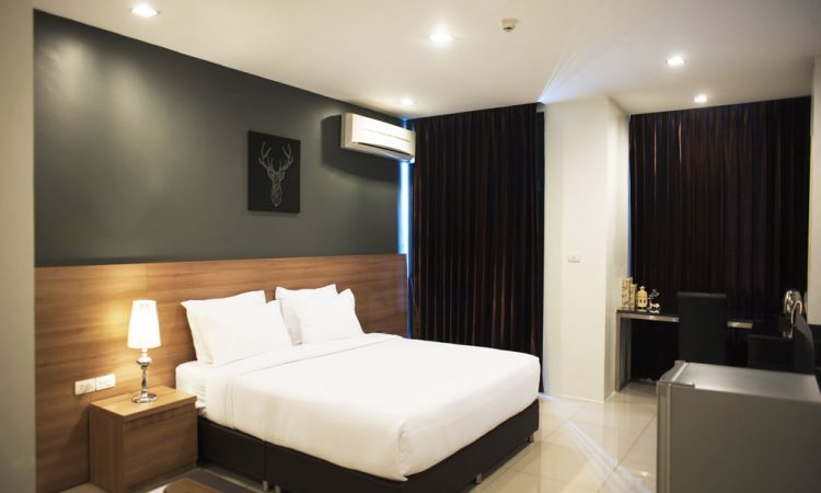 ห้องพัก Deluxe ของ Marigold Sukhumvit เตียงใหญ่ ดูสะอาดและกว้าง