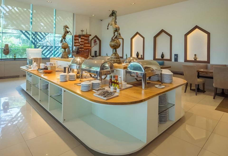 ร้านอาหารและพื้นที่ส่วนกลางในสวนของ Rimkhobfa Urban Resort