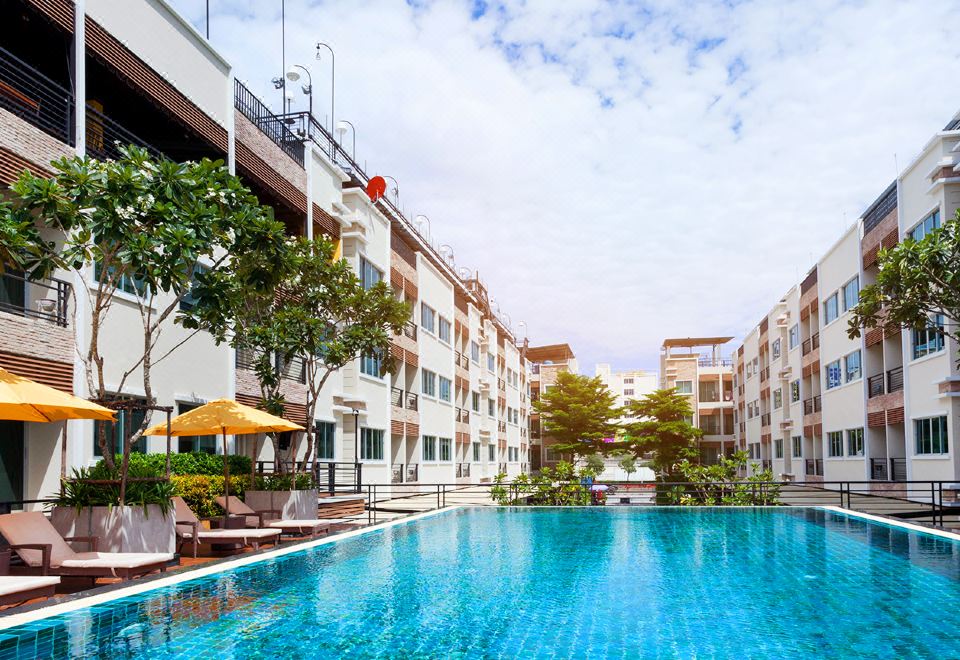 สระว่ายน้ำกลางแจ้งของ Suvarnabhumi Ville Airport Hotel สมุทรปราการ