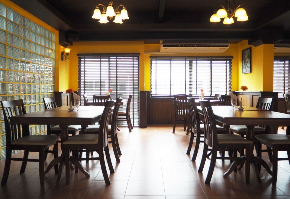 ห้องอาหารและบรรยากาศภายในของ Suvarnabhumi Ville Airport Hotel