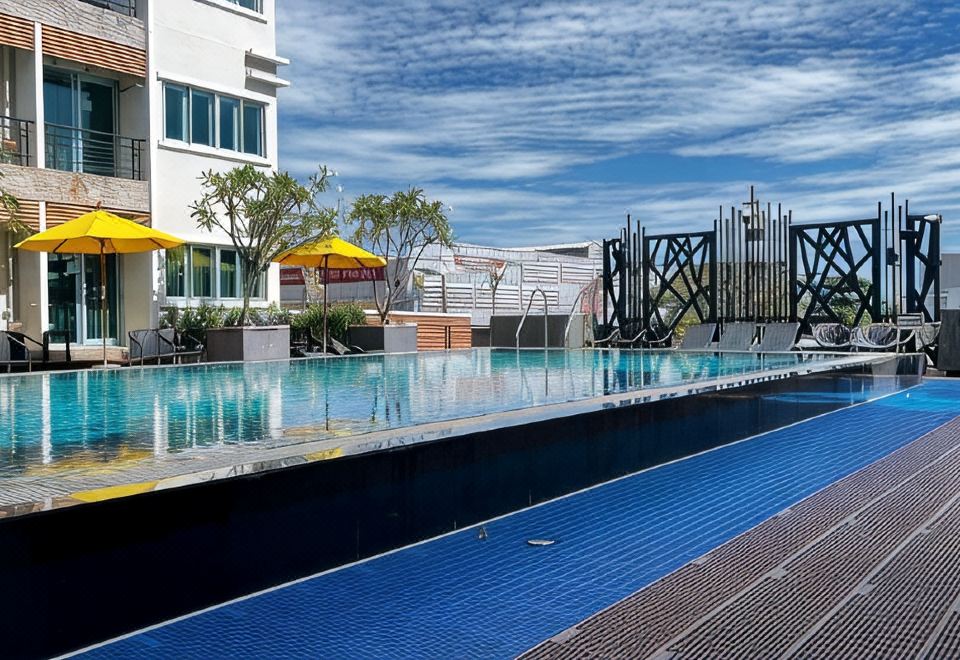 บรรยากาศภายนอกอาคารและพื้นที่ส่วนกลางของ Suvarnabhumi Ville Airport Hotel