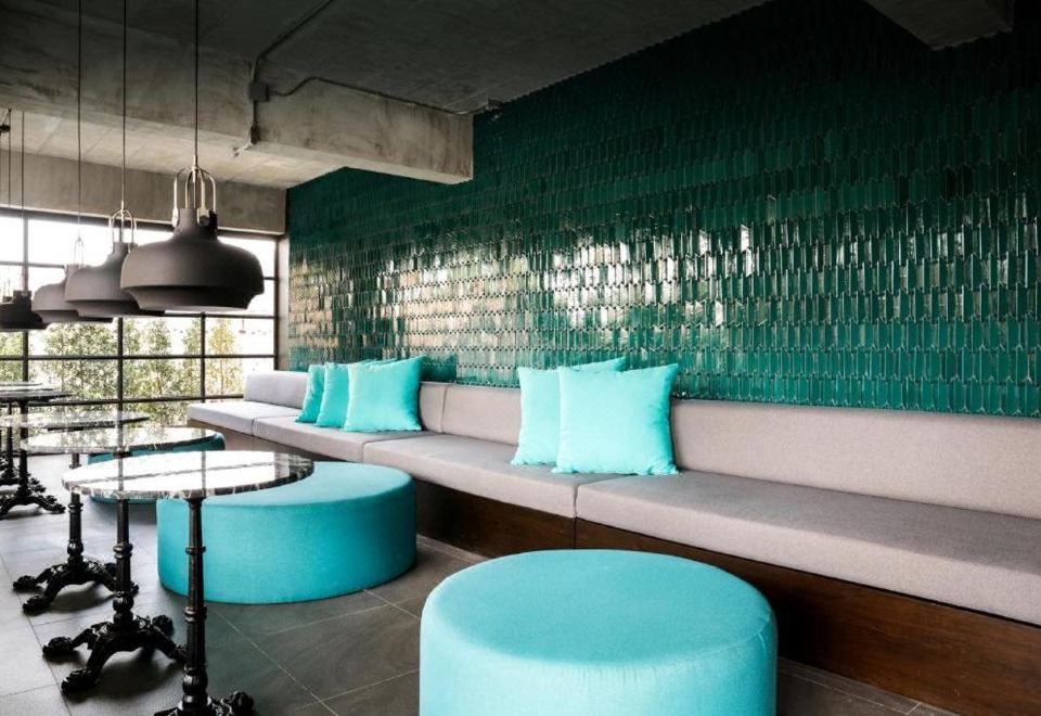 ห้องพักตกแต่งทันสมัยของ Theorie Hotel Sukhumvit by SLH