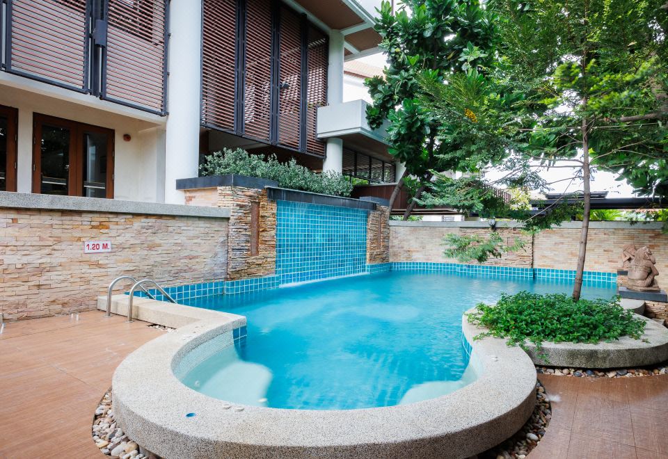 อาคารและด้านหน้าของ Central Place Hotel สมุทรสาคร ย่านท่าจีน