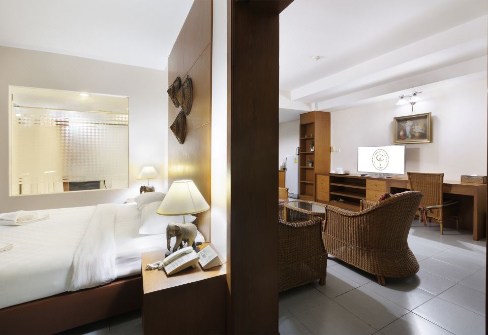 สระว่ายน้ำและพื้นที่ส่วนกลางของ Central Place Hotel สมุทรสาคร