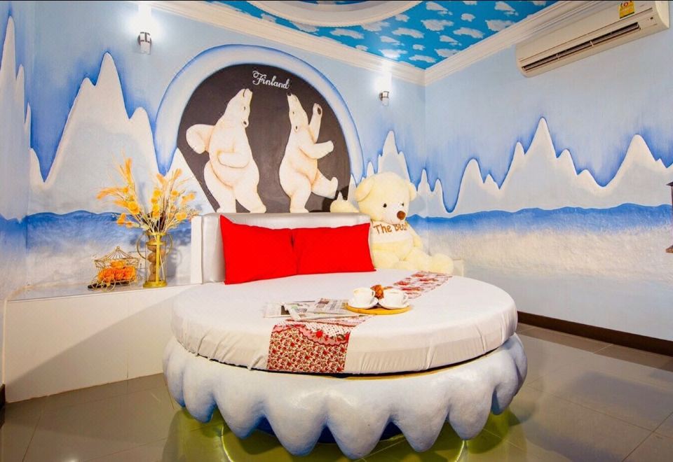 พื้นที่ส่วนกลางและร้านอาหารริมน้ำของ Finland Resort Inn สมุทรสาคร