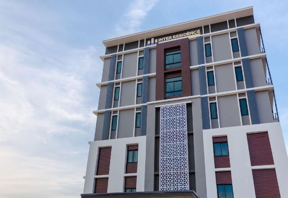 อาคารและภายนอกโรงแรม Grand Inter Hotel ย่านโคกขาม