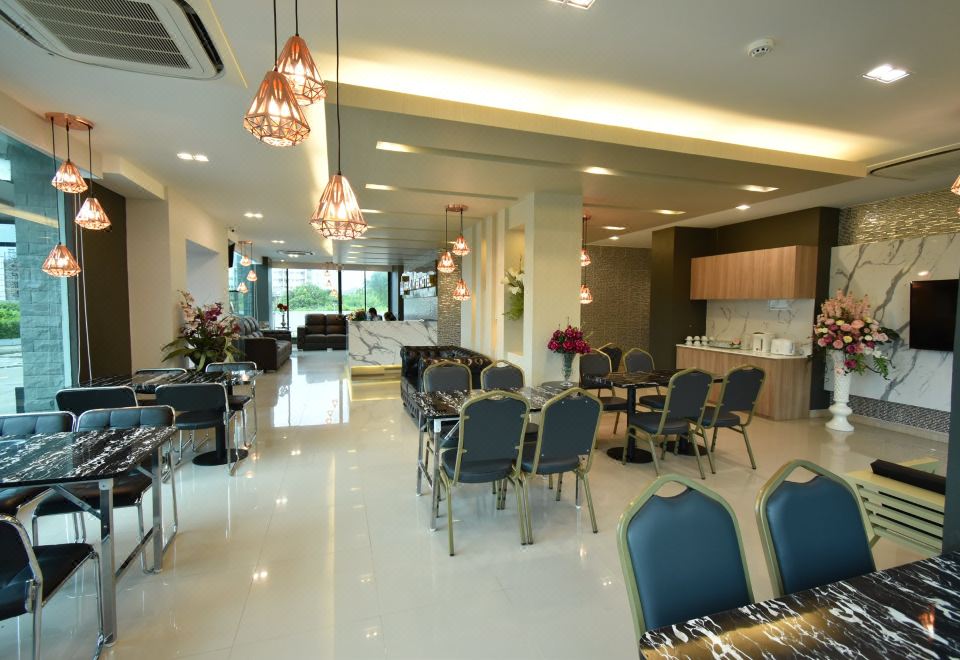 ร้านอาหารและพื้นที่ส่วนกลางของ Grand Inter Hotel สมุทรสาคร