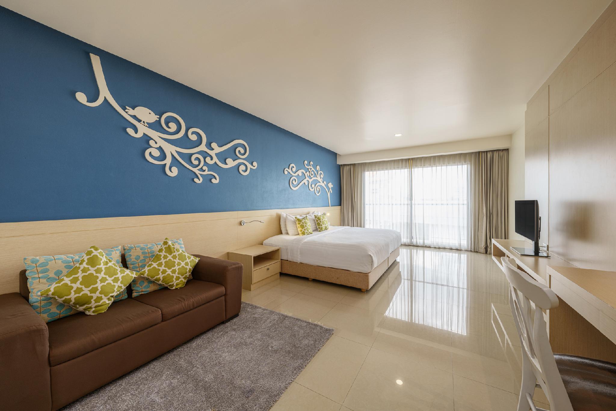 ห้องพักกว้างตกแต่งเรียบสะอาดของ Jolly Suites & Spa Petkasem สมุทรสาคร
