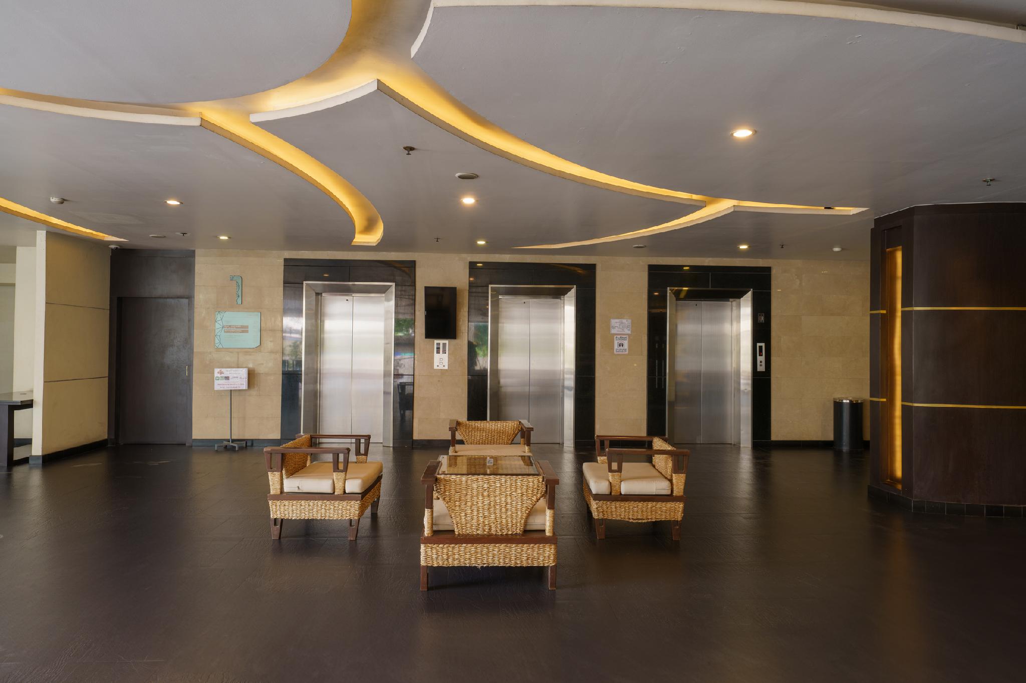 ห้องพักพร้อมทีวีจอแบนและเครื่องชงชา/กาแฟของ Jolly Suites Petkasem อ้อมน้อย
