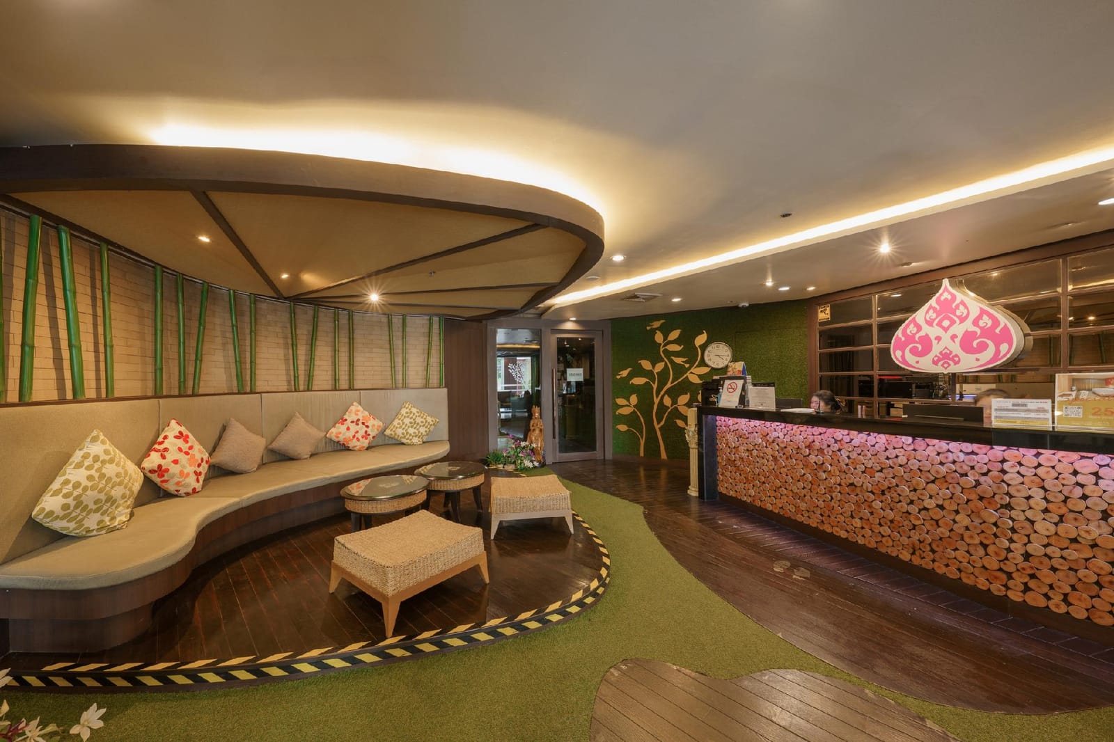 พื้นที่ส่วนกลางและทางเข้าของ Jolly Suites & Spa Petkasem ริมถนนเพชรเกษม
