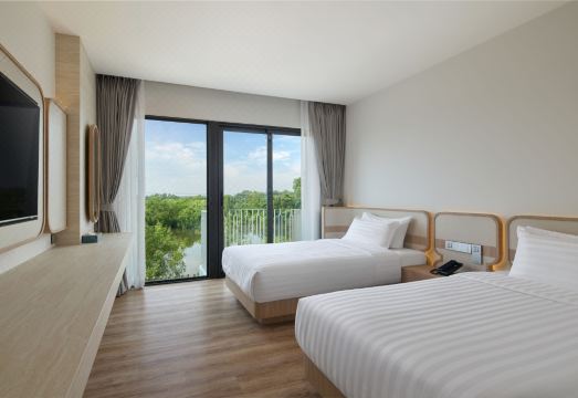 ห้องพักตกแต่งโปร่งโล่งของ Phetara Hotel Mahachai by PCL