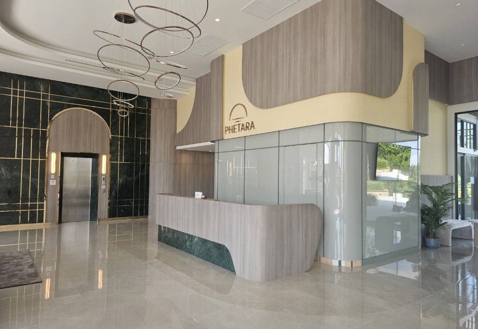 พื้นที่ส่วนกลางและบรรยากาศริมคลองของ Phetara Hotel Mahachai by PCL