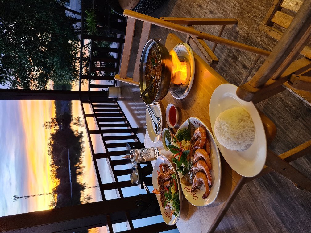 ร้านอาหารและคาเฟ่ริมแม่น้ำท่าจีนของเรือนชายน้ำ รีสอร์ท