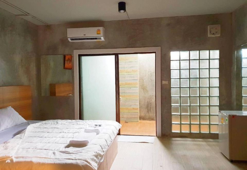 ห้องพักสไตล์อพาร์ตเมนต์ของ Sands Place สมุทรสาคร มีชุดโซฟาและตู้เย็น