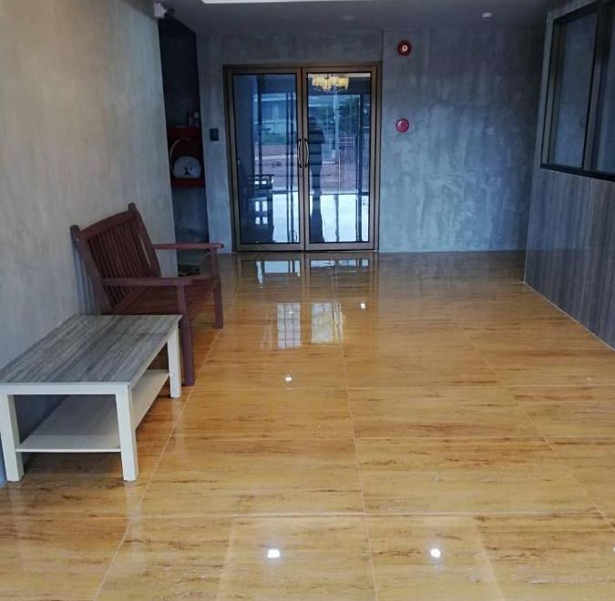 มุมห้องน้ำและพื้นที่ในห้องของ Sands Place Apartment and Hotel มหาชัย