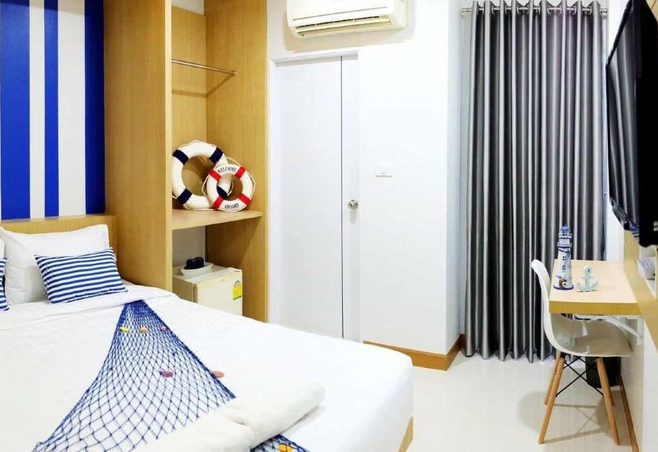 อาคารและด้านหน้าของ The Seaport Hotel สมุทรสาคร กลางเมืองมหาชัย