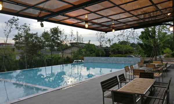 สระว่ายน้ำกลางแจ้งและสวนของ The Residence Thepkanjana กระทุ่มแบน