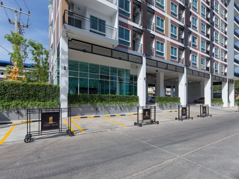 อาคารและด้านหน้าของ Thongchen Residence กลางเมืองมหาชัย