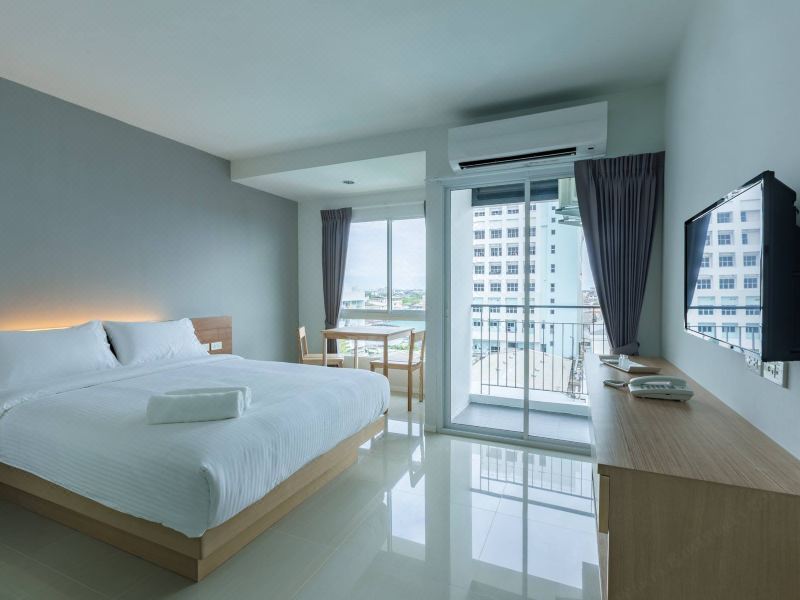 พื้นที่ส่วนกลางและระเบียงห้องพักของ Thongchen Residence มหาชัย
