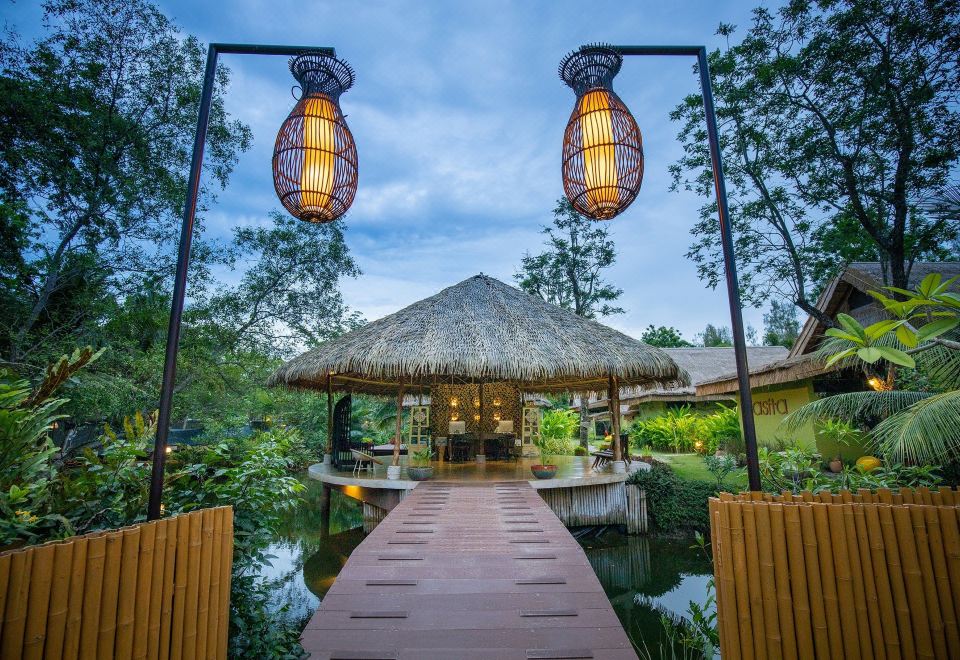 ห้องพักสไตล์อีโคของ Asita Eco Resort ตกแต่งด้วยไม้ธรรมชาติ เปิดออกเห็นสวนเขียว