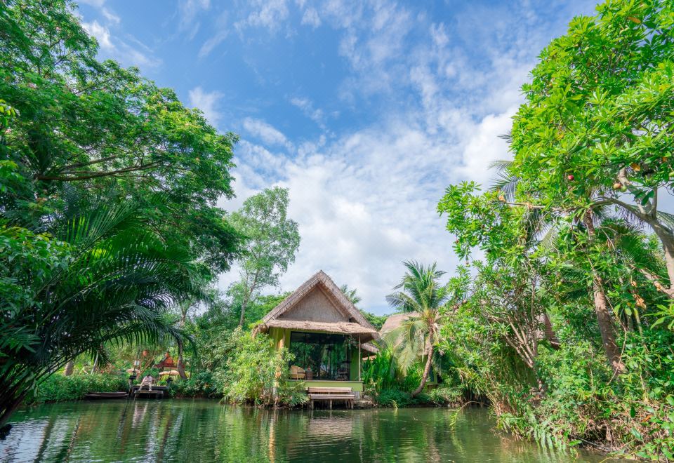มุมสวนและทางเดินร่มรื่นภายในรีสอร์ท Asita Eco Resort ริมแม่น้ำแม่กลอง